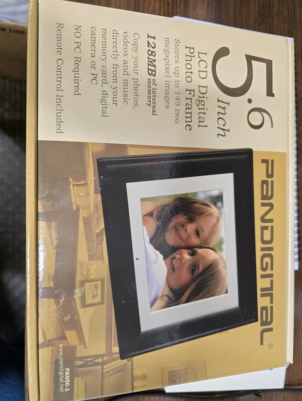 5.6" Black and White LCD Digital Photo Frame